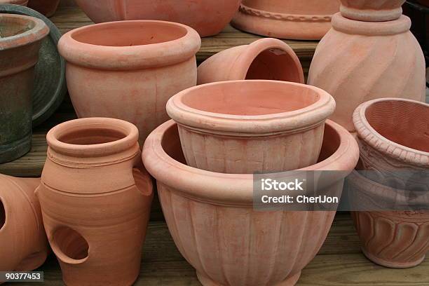 Terracottatöpfe Stockfoto und mehr Bilder von Behälter - Behälter, Blumenbeet, Blumentopf