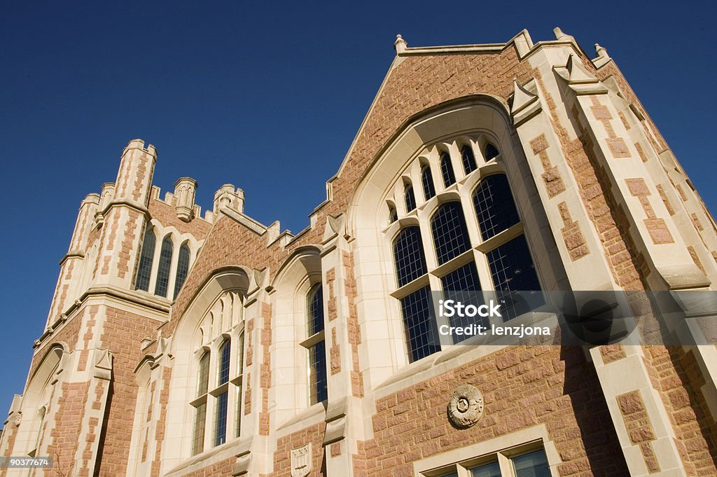 Mirando hacia arriba en un edificio de piedra - Foto de stock de Aprender libre de derechos