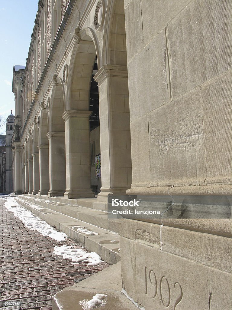 A linha de colunas com pedra angular - Royalty-free Aluno da Universidade Foto de stock