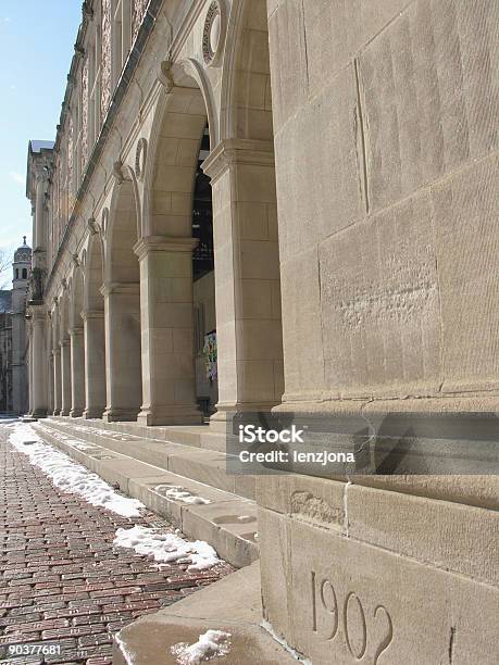 A Linha De Colunas Com Pedra Angular - Fotografias de stock e mais imagens de Aluno da Universidade - Aluno da Universidade, Antigo, Apoiar