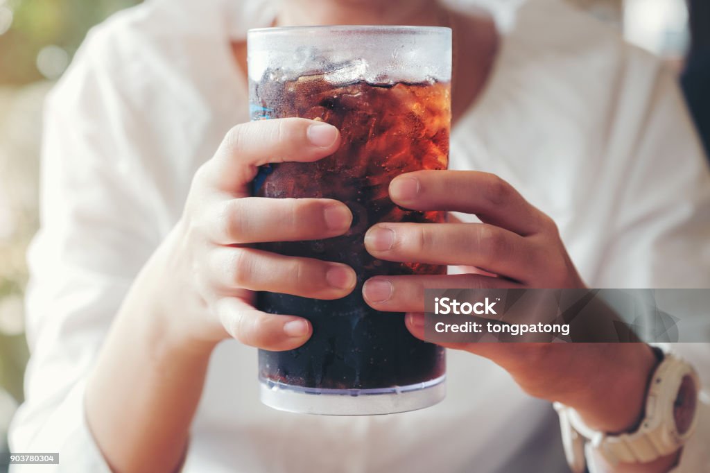 Mano de mujer dando vidrio, refrescos con hielo, sweethart o buddy - Foto de stock de Cola - Gaseosa libre de derechos