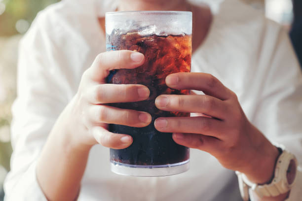 mano de mujer dando vidrio, refrescos con hielo, sweethart o buddy - cola gaseosa fotografías e imágenes de stock