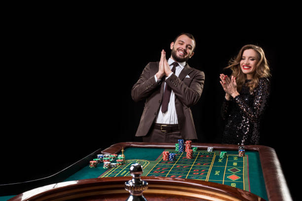 hombre y mujer jugando en la mesa de ruleta en casino - roulette table fotografías e imágenes de stock