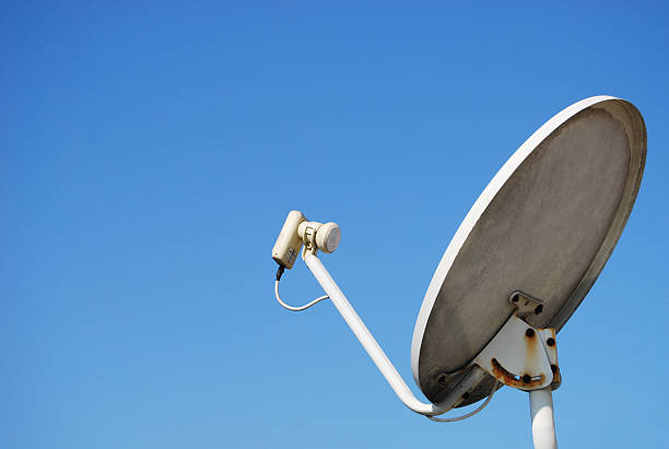 satélite receptor-traçado de recorte - satellite dish television aerial isolated satellite tv imagens e fotografias de stock