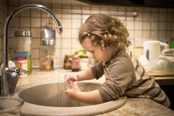 istock Little girl is washing dishes 903792168