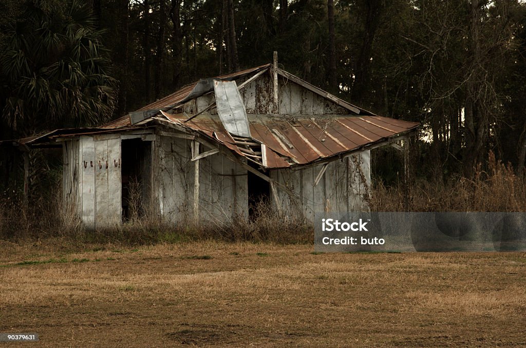 Antiga casa - Foto de stock de Abandonado royalty-free