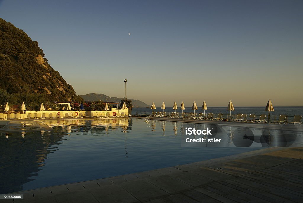 Piscina e perto da praia - Foto de stock de Areia royalty-free