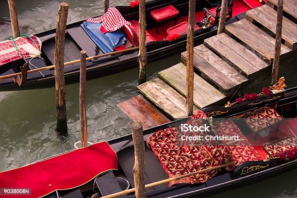 Vermelho Forrado Gondolas Veneza Itália - Fotografias de stock e mais imagens de Amor - Amor, Cais - Estrutura Feita pelo Homem, Canal - Água Corrente