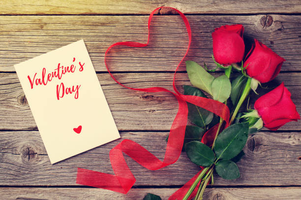 istock Red roses and Valentine's day card 903802180