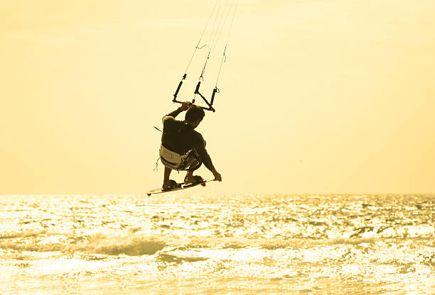 kite surfer skakać - men jumping mid air air pump zdjęcia i obrazy z banku zdjęć