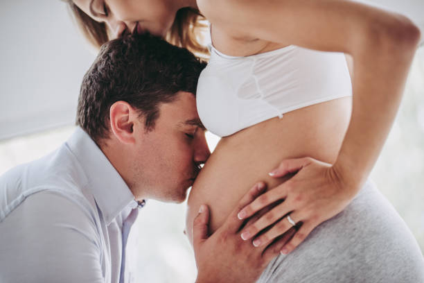 schwangere frau mit mann. - window human pregnancy home interior women stock-fotos und bilder