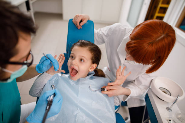 niña en el consultorio de dentista reemplazar empastes - mouth open dental drill holding doctor fotografías e imágenes de stock