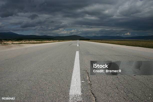 Foto de A Estrada e mais fotos de stock de Ajardinado - Ajardinado, Branco, Bósnia-Herzegovina