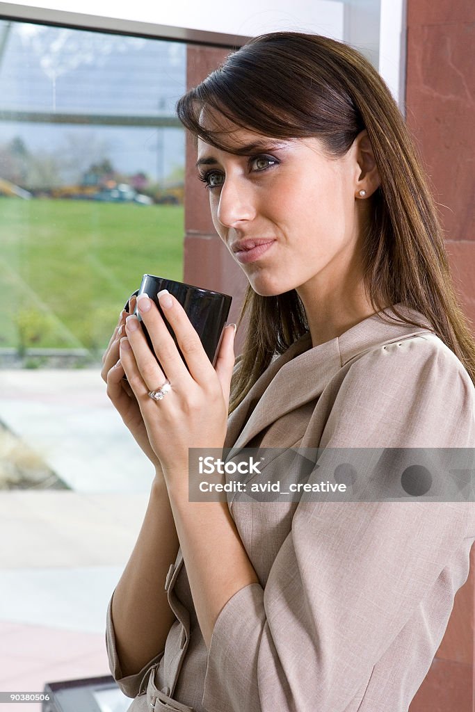 Nachdenklich Geschäftsfrau mit Kaffee - Lizenzfrei Anfang Stock-Foto