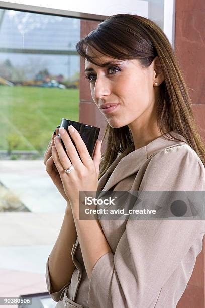 Pensativa Empresaria Con Café Foto de stock y más banco de imágenes de 20 a 29 años - 20 a 29 años, Adulto, Adulto joven