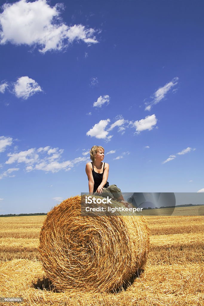 Mulher sentada em um feno bale - Foto de stock de Adulto royalty-free