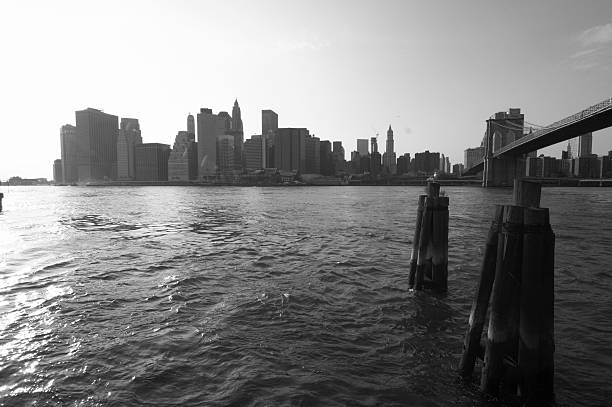 skyline von manhattan, new york - new york city new york state brooklyn clear sky stock-fotos und bilder