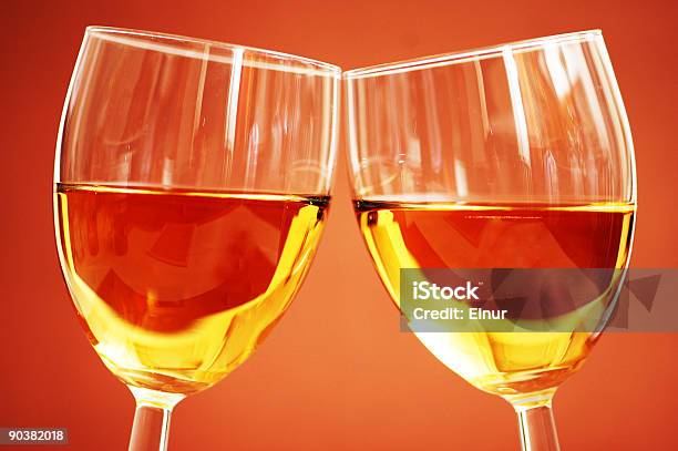 Dos Copas De Vino En El Fondo Beige Foto de stock y más banco de imágenes de Alimento - Alimento, Beber, Bebida