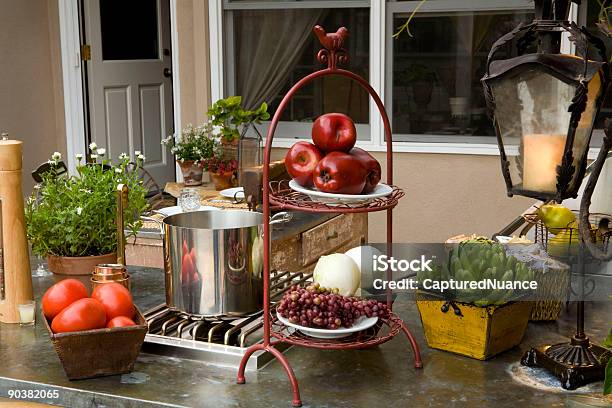 Sommerbarbecue Stockfoto und mehr Bilder von Herrenhaus - Herrenhaus, Holzterrasse, Apfel