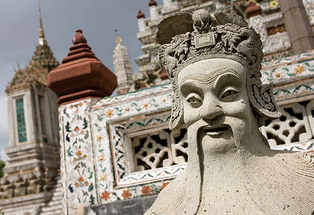 wat arun-tempel - wat arun buddhism temple stone stock-fotos und bilder