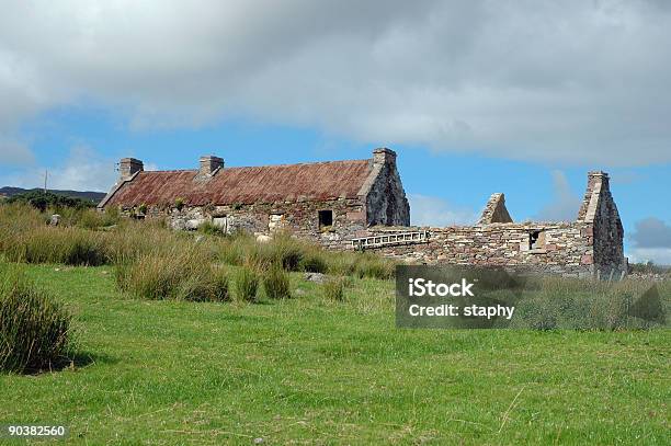 Foto de Cottage Ruína Antiga Irlandês e mais fotos de stock de Abandonado - Abandonado, Aldeia, Antigo