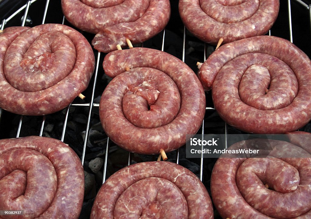 Thüringer Bratwurst auf dem Grill - Foto stock royalty-free di Affamato