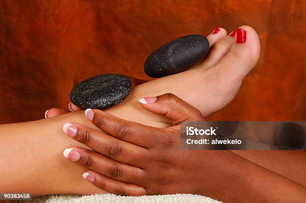 Foto de Massagem Com Pedras Quentes Tratamento Mineral Pé e mais fotos de stock de Amimar - Amimar, Aromaterapia, Beleza