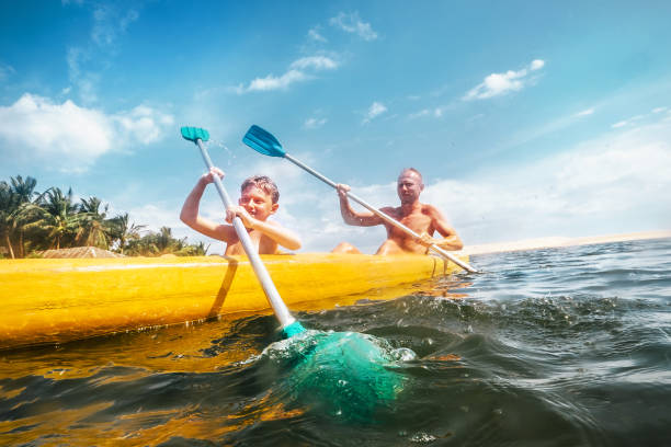 父と息子は、カヌーの航海は、 - family kayaking kayak canoeing ストックフォトと画像