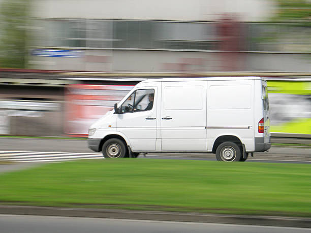 jazda van prędkości - delivery van truck delivering moving van zdjęcia i obrazy z banku zdjęć