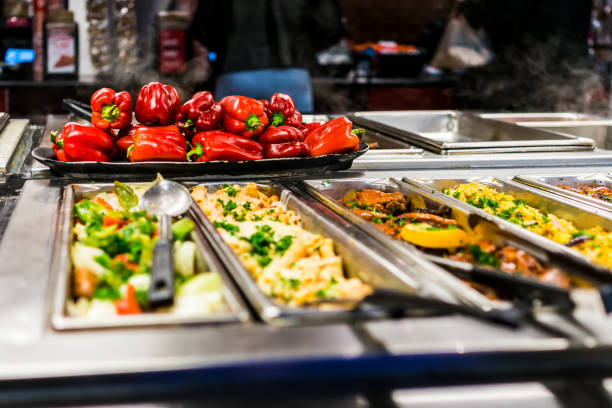 barra de buffet y platos con verduras de ensalada asada, pimiento rojo y platos de carne - pepper vegetable bell pepper red bell pepper fotografías e imágenes de stock