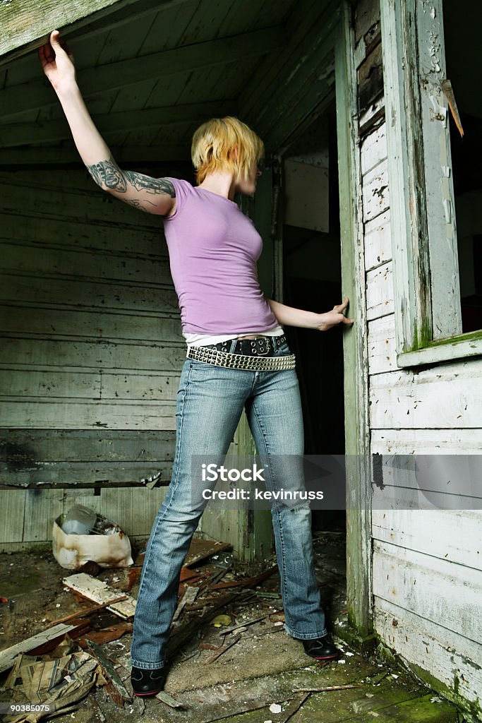 Rock mujer en abandonar su hogar lejos del hogar - Foto de stock de Veranda libre de derechos