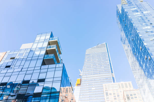 青空ハドソンのヤードでのチェルシー ウエスト サイドとニューヨーク ニューヨークで孤立したガラス張りのモダンな高層ビル集合住宅 - 5545 ストックフォトと画像