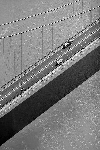 luftaufnahme der hängebrücke - humber bridge bridge humber river yorkshire stock-fotos und bilder