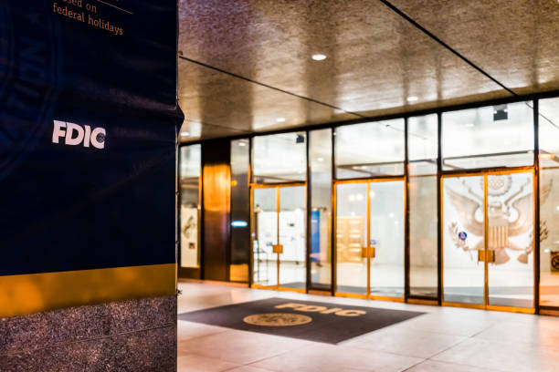 fdic united states federal deposit insurance corporation sign on wall of building with logo on 17th street in evening night, entrance doors - night deposit box imagens e fotografias de stock