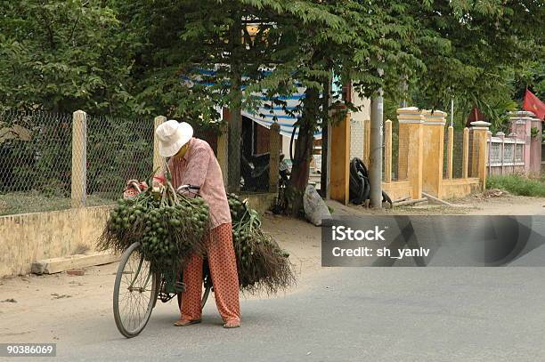 Vendedor De Fruta Em Moi Ne - Fotografias de stock e mais imagens de Bicicleta - Bicicleta, Cidade de Ho Chi Minh, Pessoas