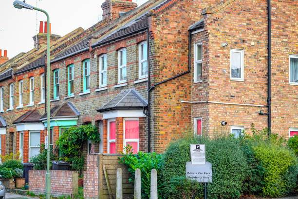 inglês tradicional com terraços casas em londres - victorian style victorian architecture london england slum - fotografias e filmes do acervo