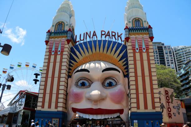 parque de diversões luna park em sydney, austrália - luna park - fotografias e filmes do acervo