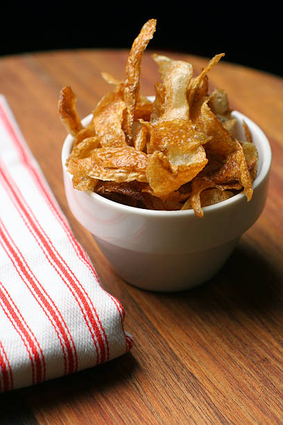 caseiras as batatas fritas e guardanapo - potato skin imagens e fotografias de stock