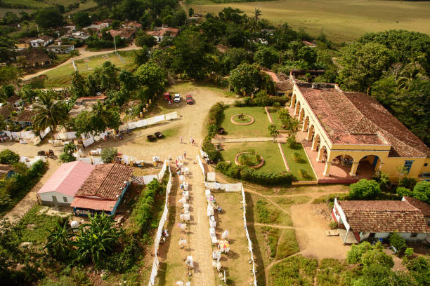 fábrica de azúcar antiguo en el valle de ingenios cerca de trinidad - house residential structure colonial style landscape fotografías e imágenes de stock