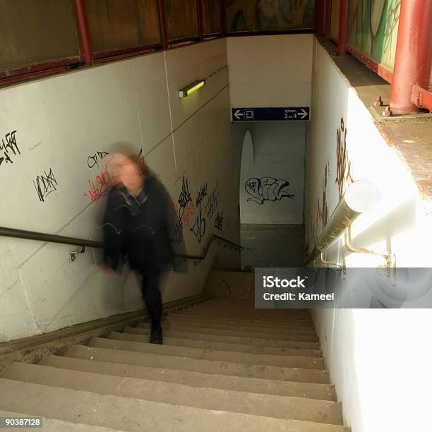 A Passagem Em Railstation - Fotografias de stock e mais imagens de Adulto - Adulto, Andar, Chegada