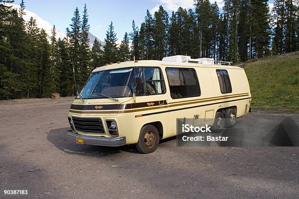 Vintage Camper Che Esce Fuori Strada - Fotografie stock e altre immagini di Camper - Camper, Largo - Descrizione generale, Ambientazione esterna