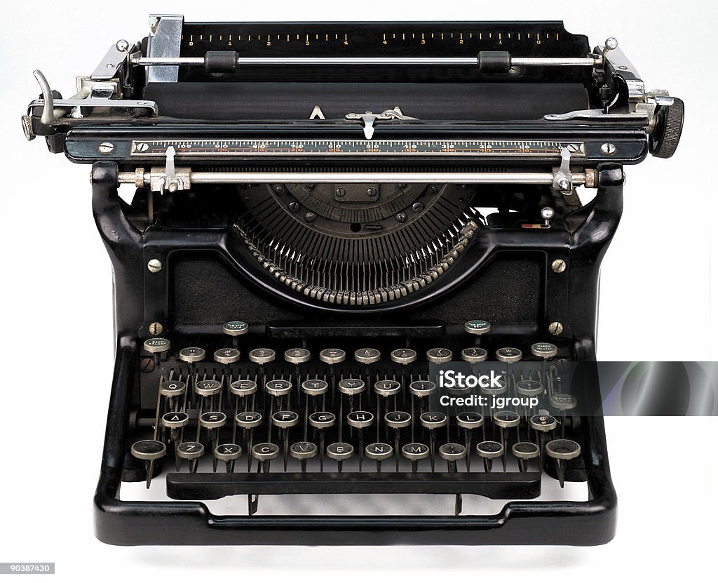Antico macchina da scrivere su bianco - Foto stock royalty-free di Composizione orizzontale