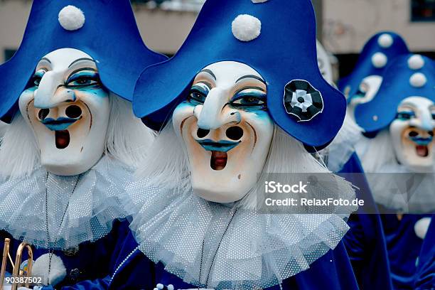 Группа Маски На Fasnacht Фестиваль В Базеле Xxl — стоковые фотографии и другие картинки Большой - Большой, Костюм-наряд, Воротник