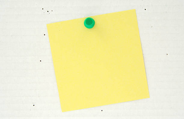 post-it épingler un gris fond en carton - clipboard blank paper pinning photos et images de collection