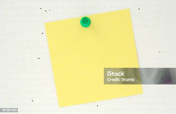 Photo libre de droit de Postit Épingler Un Gris Fond En Carton banque d'images et plus d'images libres de droit de Au bord de - Au bord de, Bloc-note, Bordure