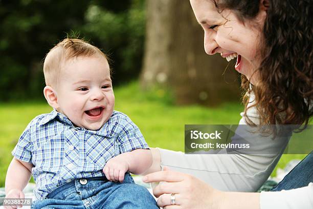 행복함 아기 남자아이 및 젊은 Brunette 구슬눈꼬리 2명에 대한 스톡 사진 및 기타 이미지 - 2명, 가족, 귀여운