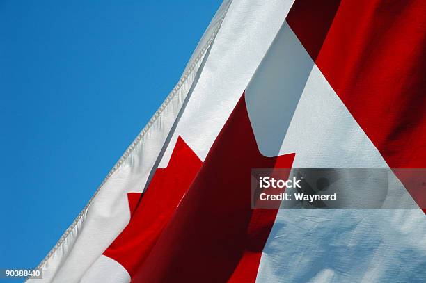 Bandiera Del Canadavicino - Fotografie stock e altre immagini di Ambientazione esterna - Ambientazione esterna, Astratto, Bandiera