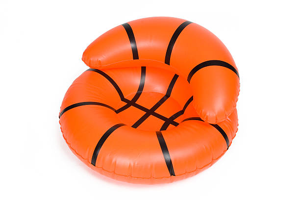 aufblasbarer basketball stuhl pool-spielzeug - inflatable inner tube toy life belt stock-fotos und bilder