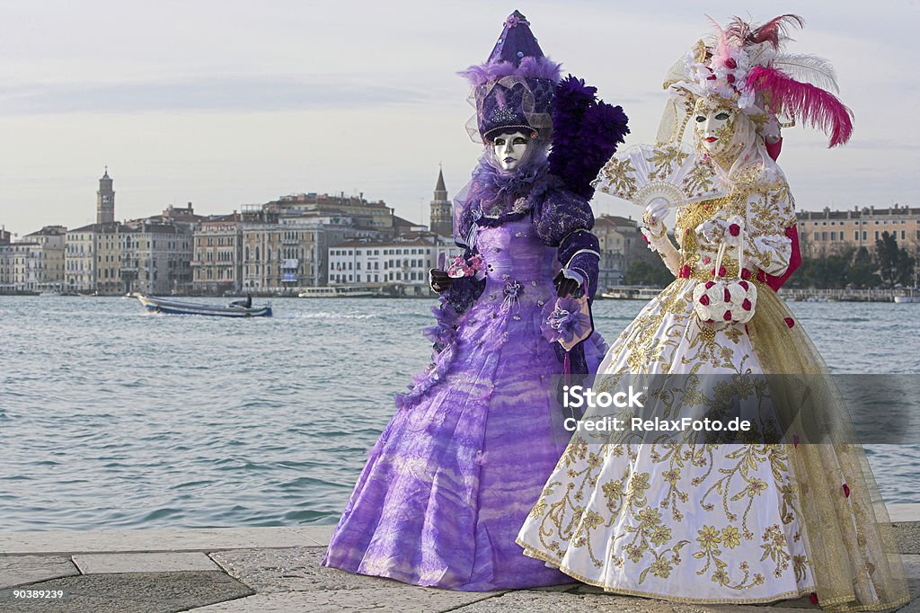 Маски две женщины с красивые костюмы в Венеции (XXL - Стоковые фото Карнавал роялти-фри