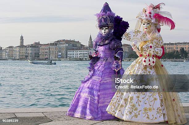 Маски Две Женщины С Красивые Костюмы В Венеции Xxl — стоковые фотографии и другие картинки Карнавал